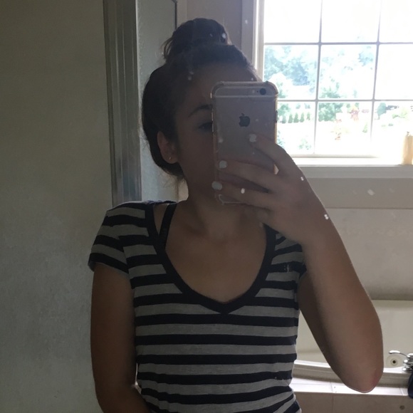 🌼•V-NECK STRIPED TEE•🌼 - Picture 2 of 4